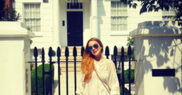 Lindsay Lohan Pays a Visit to The Parent Trap's Family Home | E! News